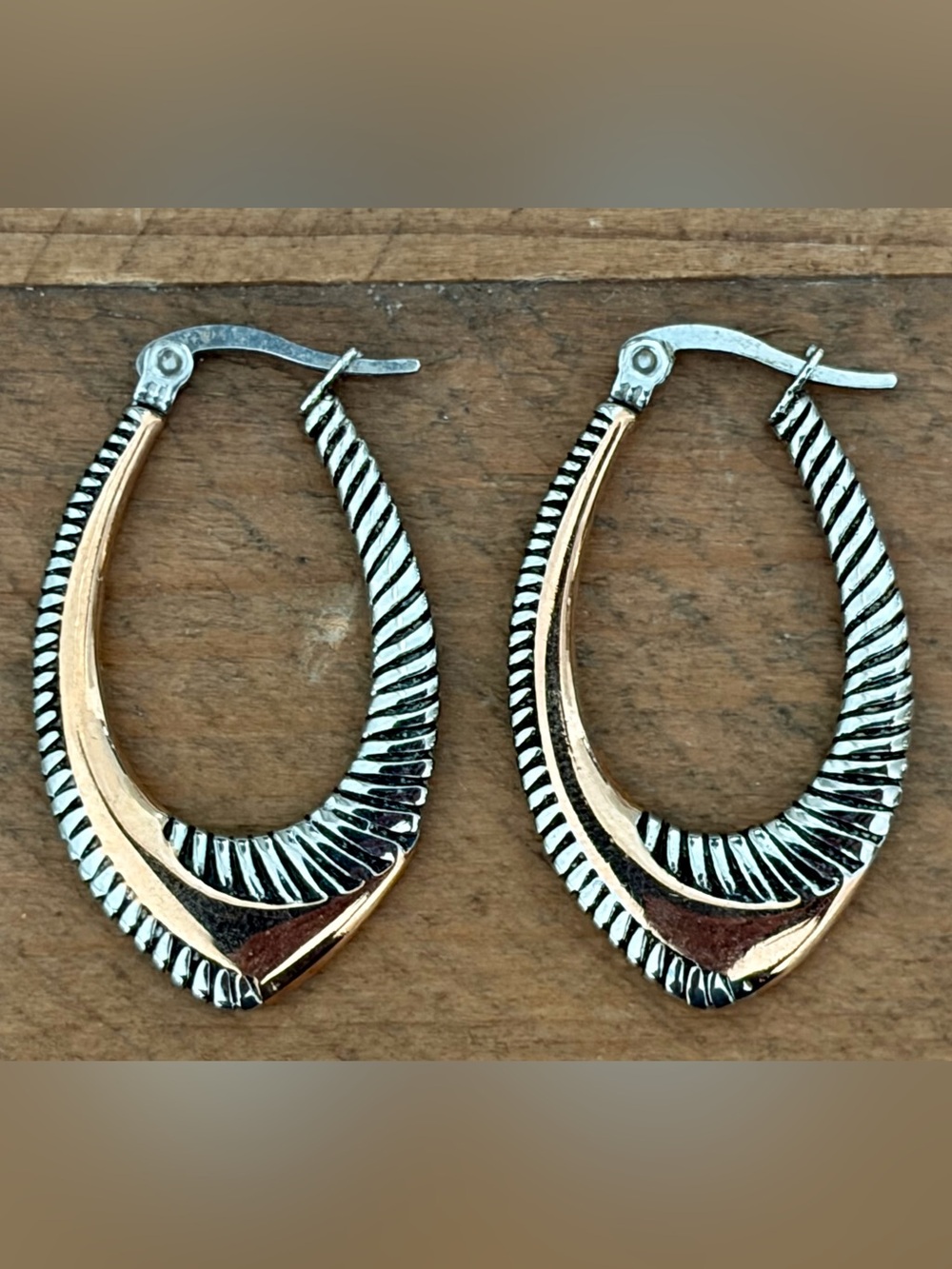 STAINLESS STEEL TWO TONE RIBBED CHEVRON OVAL HOOP EARRINGS 1 1/4"